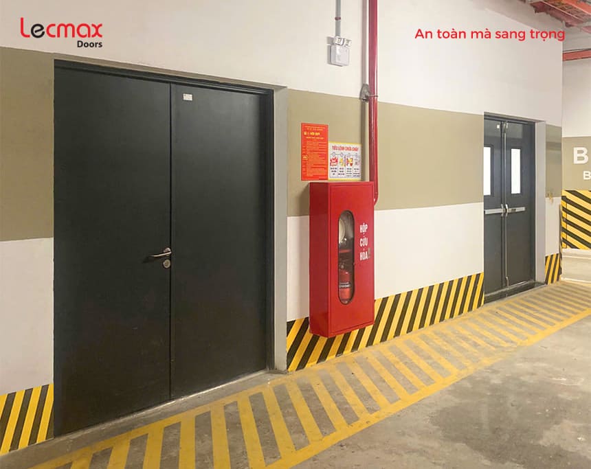 Cửa thép chống cháy 2 cánh Lecmax tại dự án tòa nhà Petrolimex số 1 Khâm Thiên